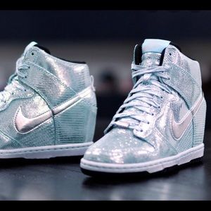 NIKE SKY HI DISCO WEDGE SNEAKER